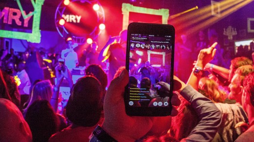 Report: Twitter Is Pressuring Celebs To Use Periscope Over Meerkat