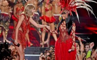 Nicki Minaj Opens MTV VMAs With Taylor Swift; Throws Insult Response To Miley Cyrus