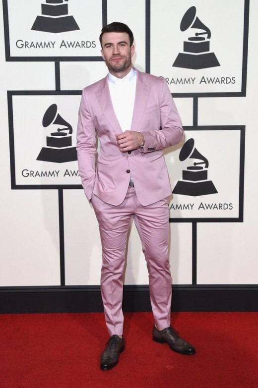 Sam Hunt Rocks pink go well with For Duet With Carrie Underwood At 2016 Grammys