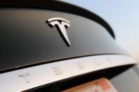 Tesla allegedly exchanged repairs for owner silence