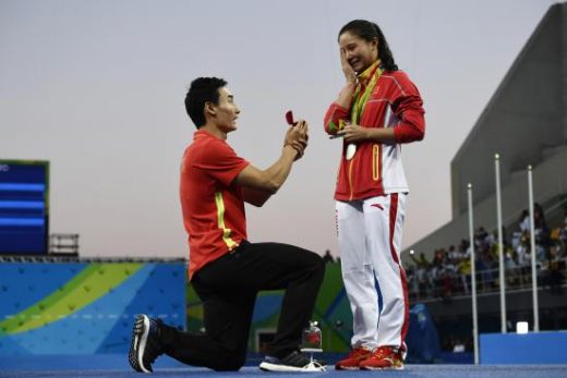 Chinese Divers Get Engaged at Olympics Medal Ceremony
