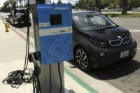 US plans electric car charging networks along highways