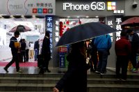 China arrests Apple distributors who made millions on iPhone data