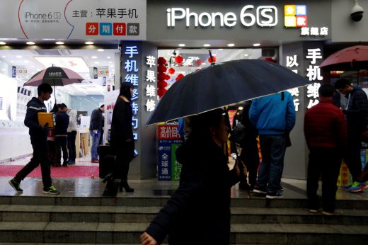 China arrests Apple distributors who made millions on iPhone data
