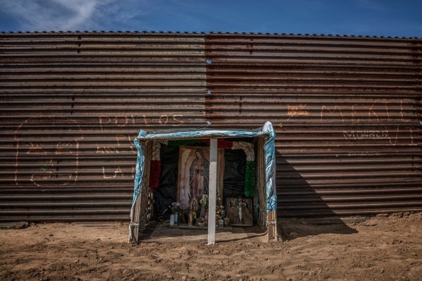 These Photos Take You Into The Makeshift Community Pressed Against The Border Wall | DeviceDaily.com