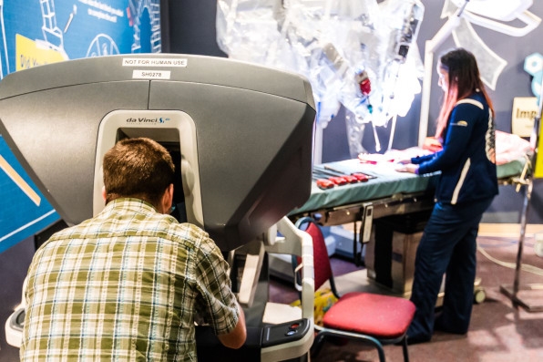 The Unreal, Bleeding-Edge Tech That's Helping Doctors Make The Cut | DeviceDaily.com