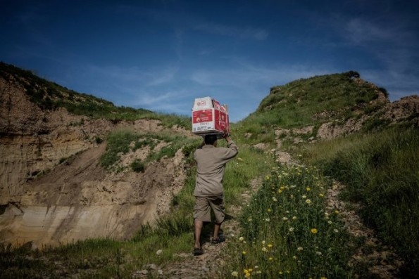 These Photos Take You Into The Makeshift Community Pressed Against The Border Wall | DeviceDaily.com