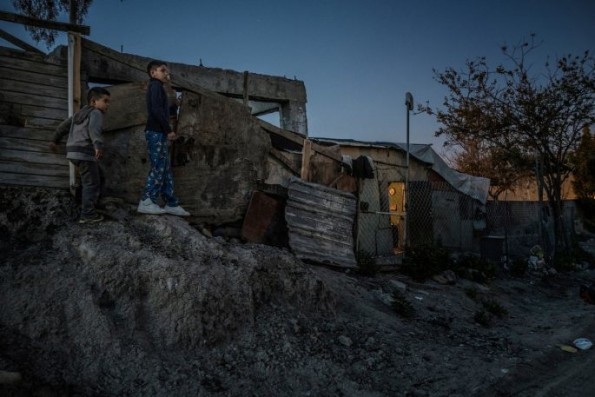 These Photos Take You Into The Makeshift Community Pressed Against The Border Wall | DeviceDaily.com