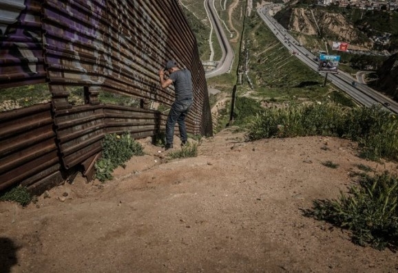 These Photos Take You Into The Makeshift Community Pressed Against The Border Wall | DeviceDaily.com