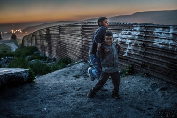 These Photos Take You Into The Makeshift Community Pressed Against The Border Wall | DeviceDaily.com