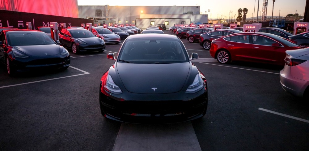 I took a ride in Tesla's new Model 3 | DeviceDaily.com