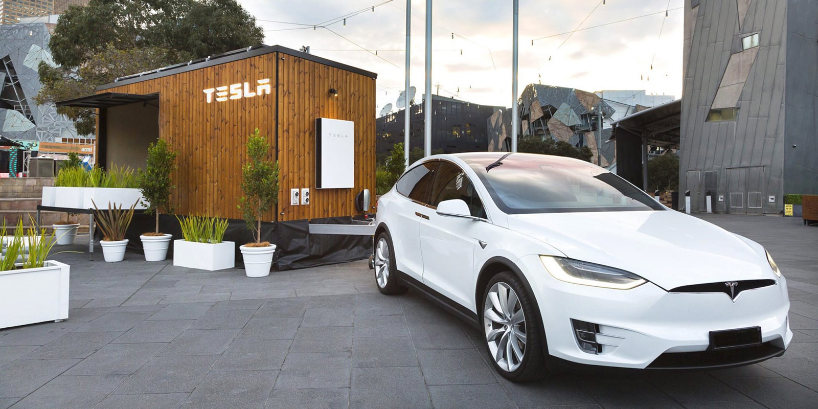Tesla's 'Tiny House' roadshow demystifies its energy tech | DeviceDaily.com