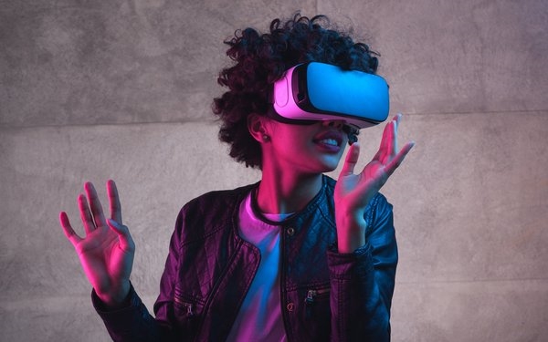 VR, AR Revenue Projected To $215 Billion | DeviceDaily.com