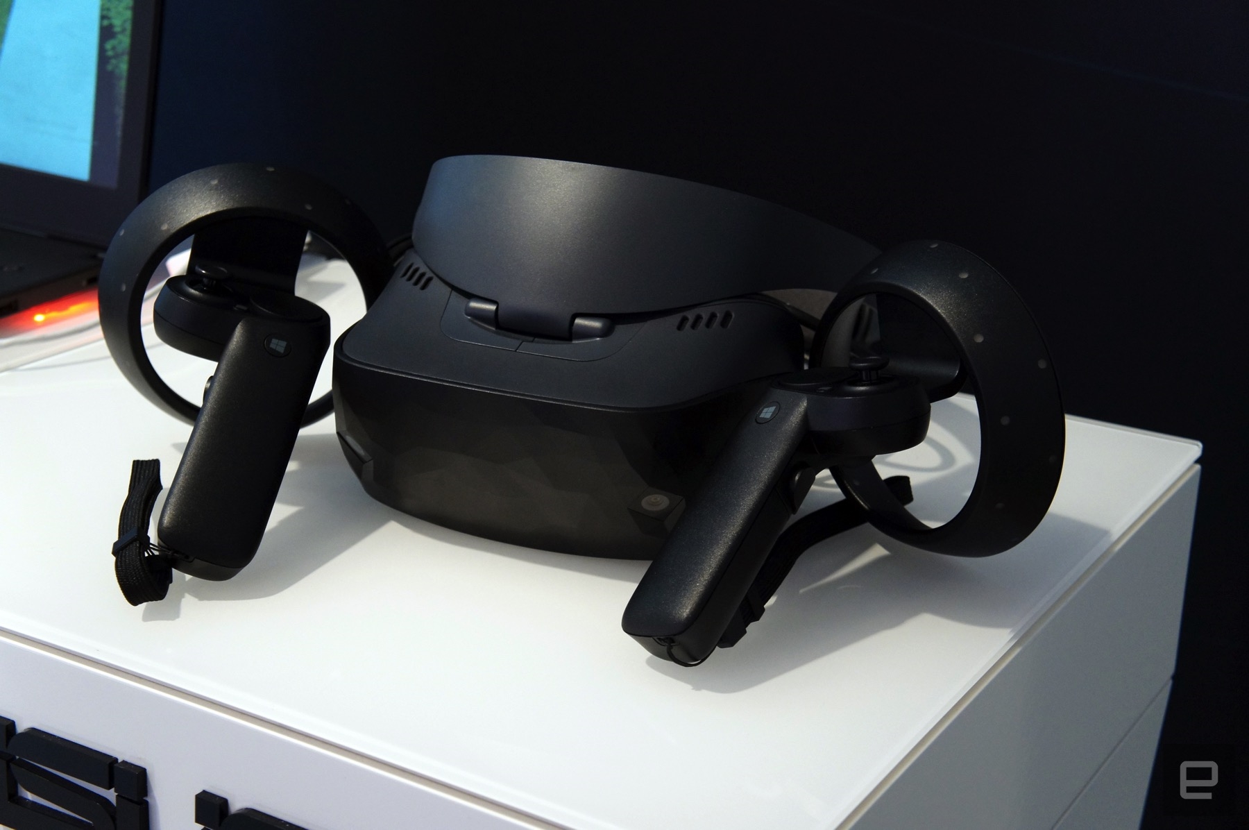 ASUS’ first mixed reality headset has plenty of pleasant surprises | DeviceDaily.com