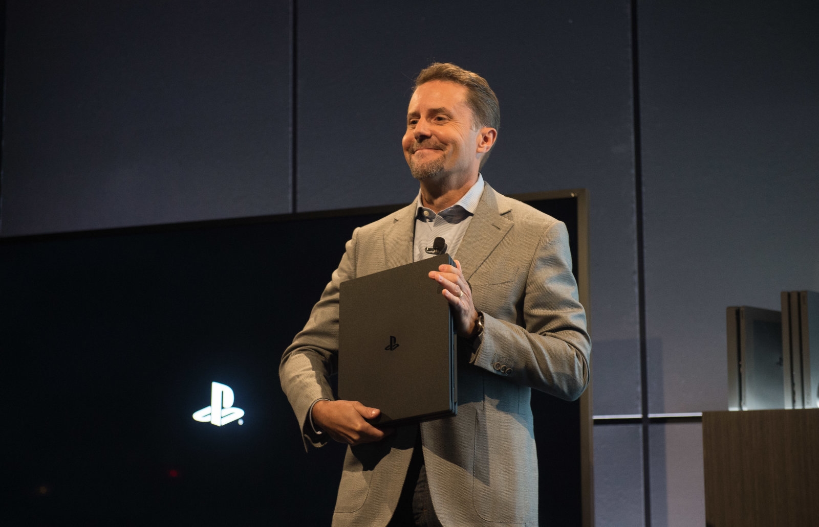 PlayStation boss Andrew House will leave Sony at the end of 2017 | DeviceDaily.com