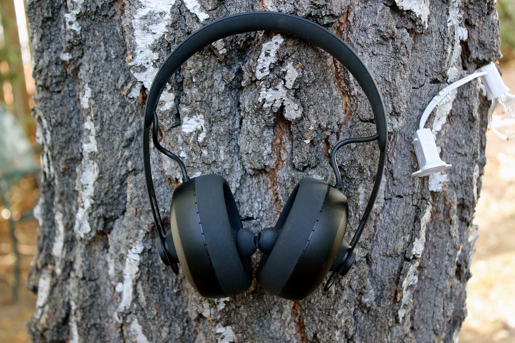 Nura's headphones custom fit music to match your hearing | DeviceDaily.com