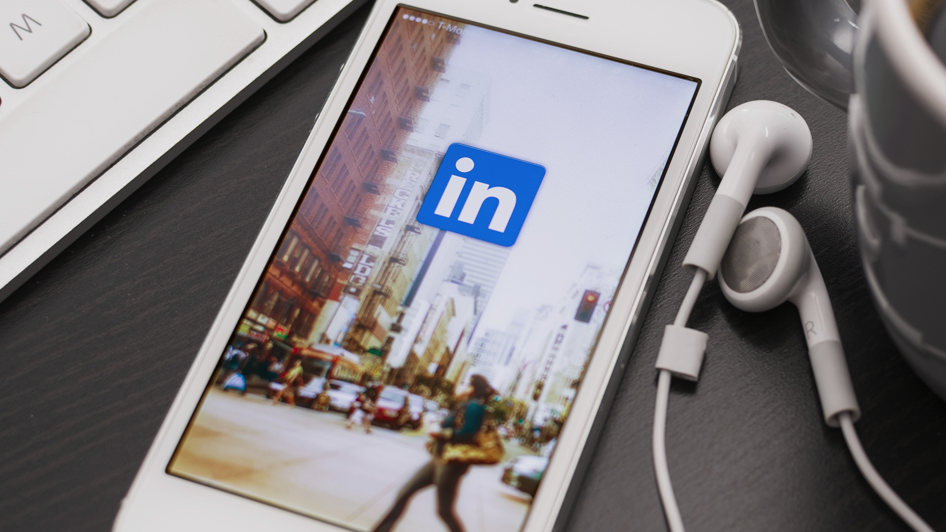 LinkedIn launches autoplay mobile video ads | DeviceDaily.com