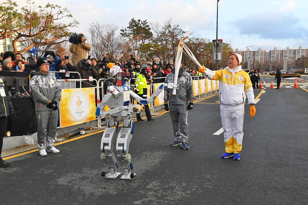 A humanoid robot carried the Olympic torch in South Korea | DeviceDaily.com