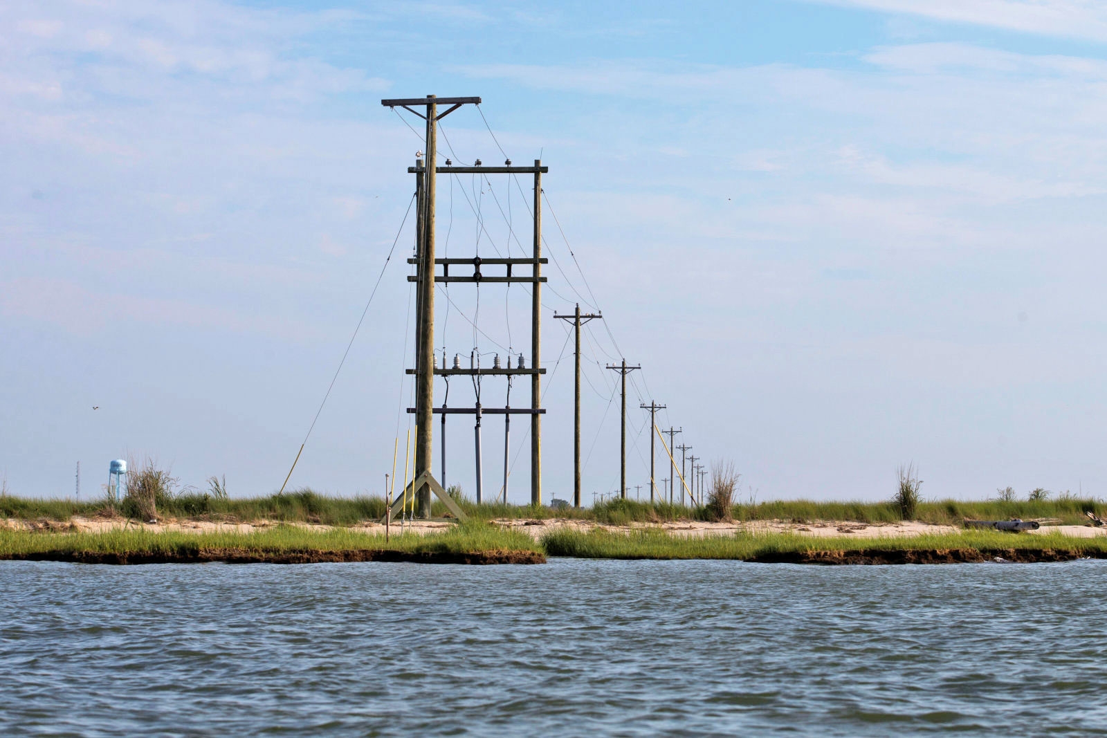 AT and T’s power line-mounted internet service is back for more tests | DeviceDaily.com