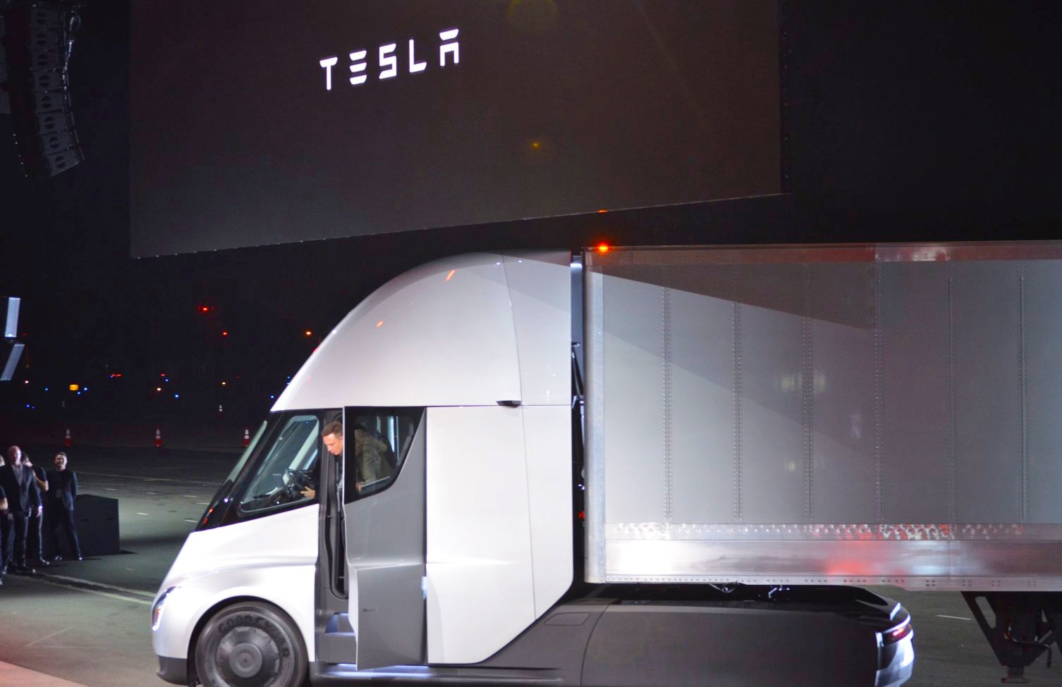 Anheuser-Busch wants to deliver beer with Tesla's electric semi-trucks | DeviceDaily.com