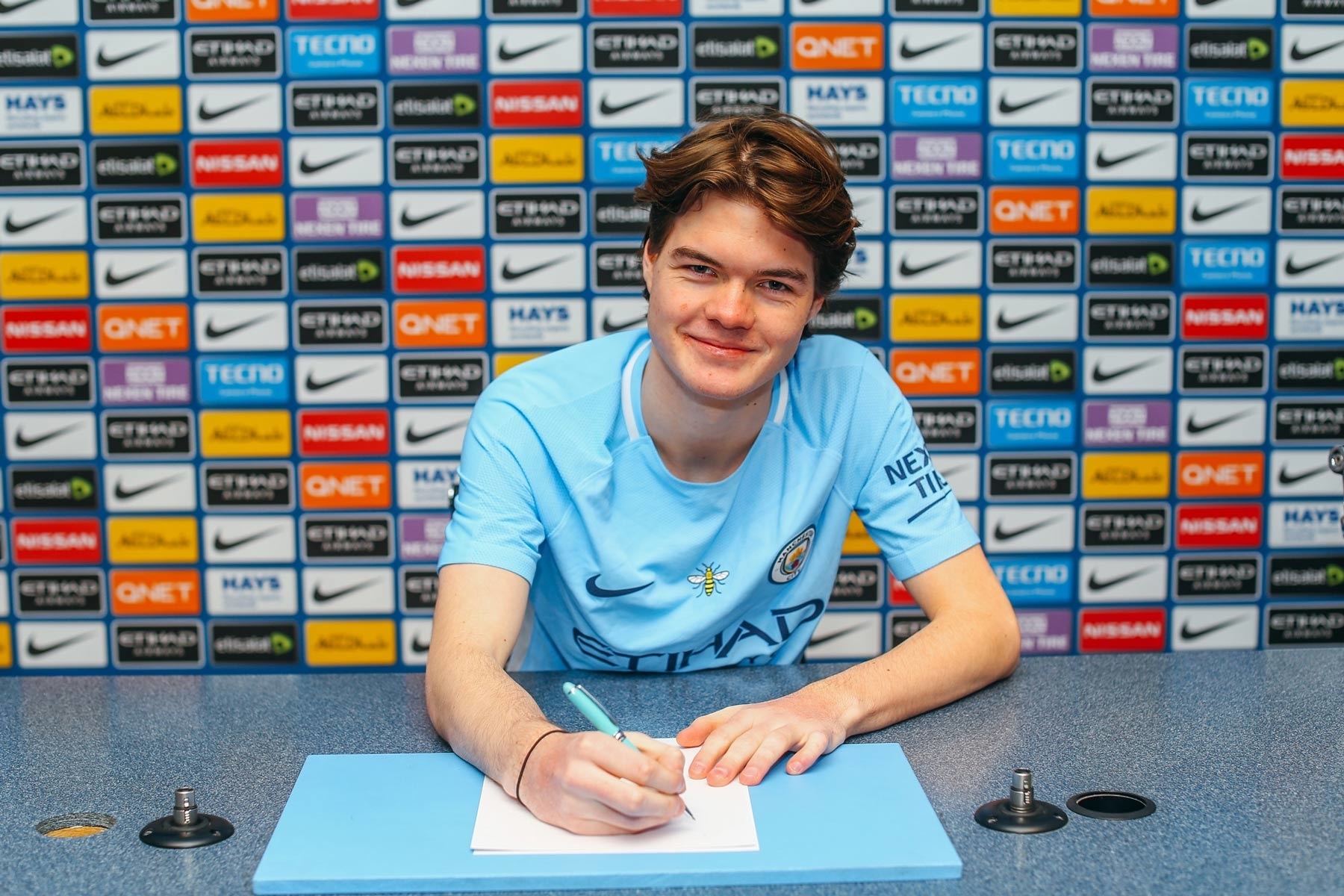 Manchester City signs second FIFA pro as 'dedicated PS4 player' | DeviceDaily.com