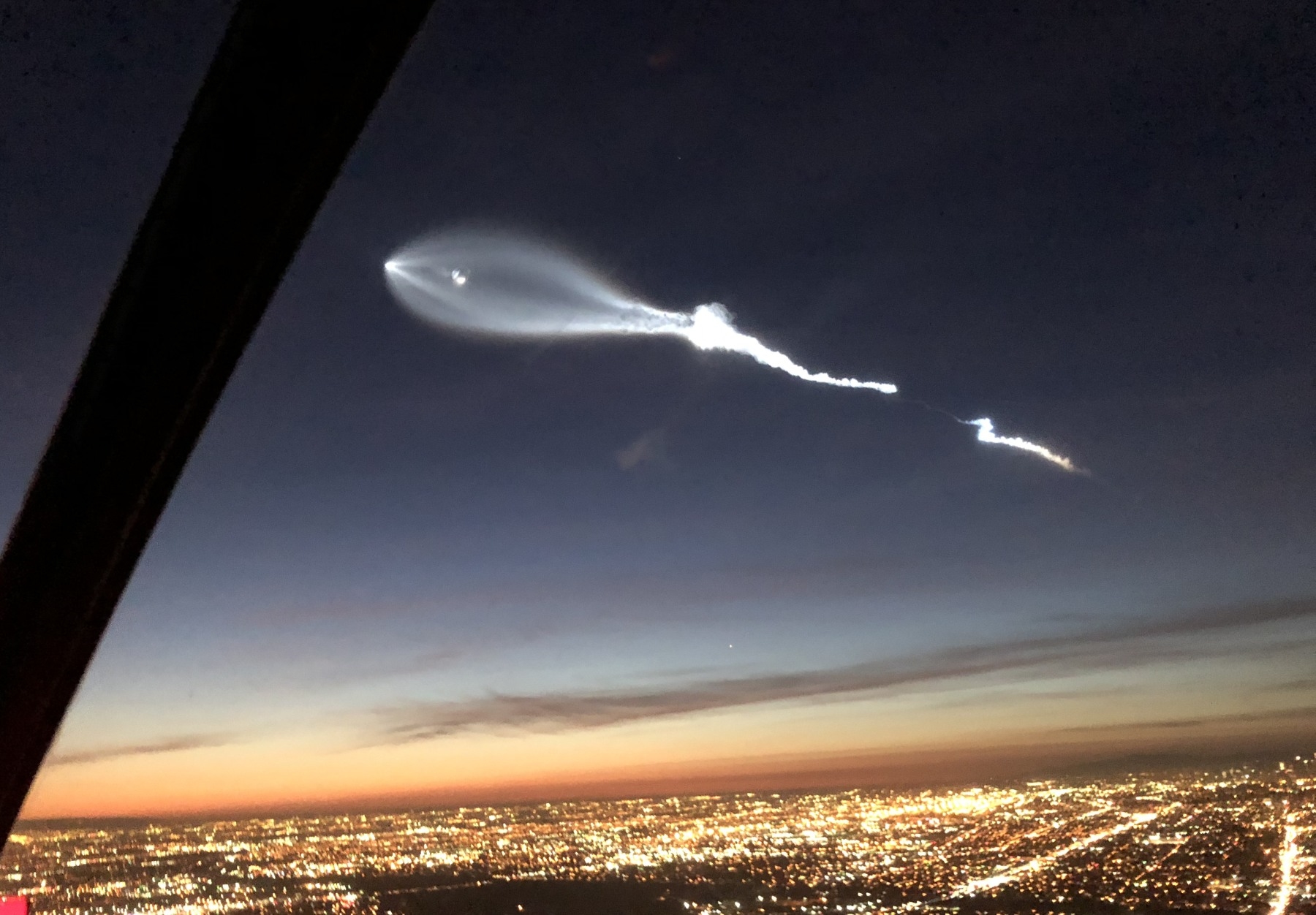 SpaceX Falcon 9 launch leaves a creepy cloud over LA | DeviceDaily.com