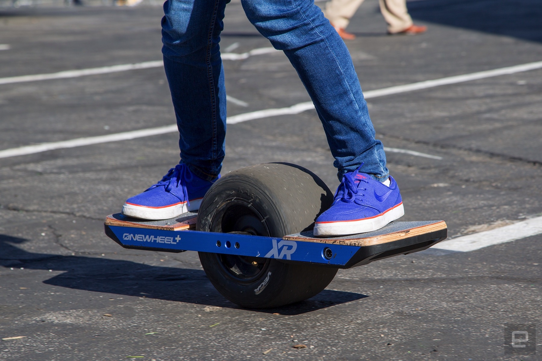 Cruising around on the Onewheel+ XR | DeviceDaily.com