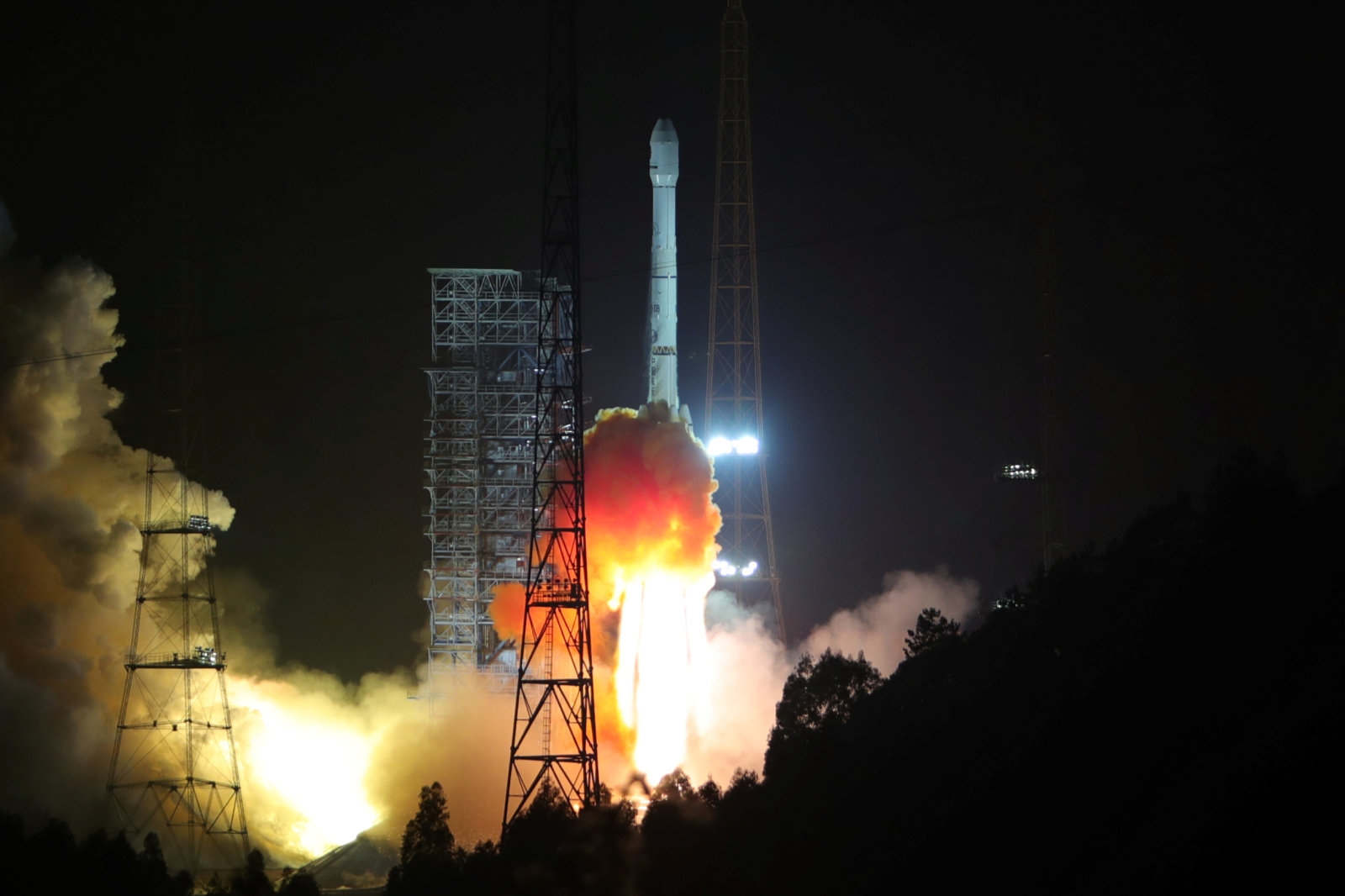 Chinese booster rocket nearly smashes into a small town | DeviceDaily.com