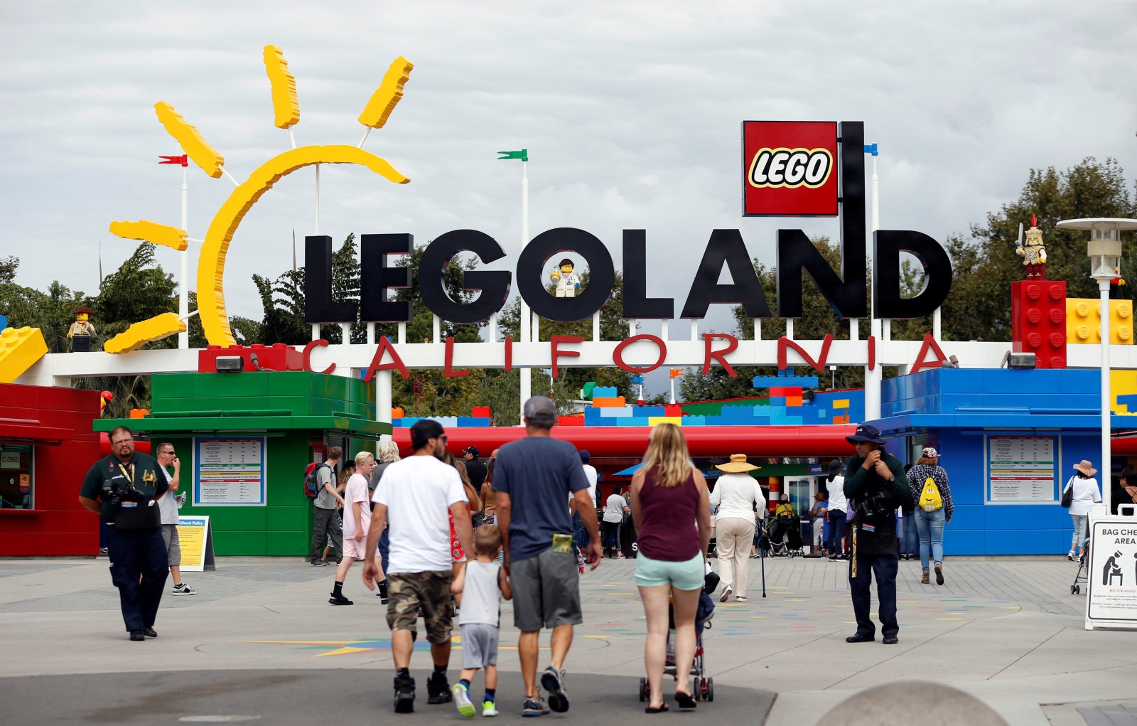 Here’s what it would take to make Overwatch’s ‘Blizzard World’ IRL | DeviceDaily.com