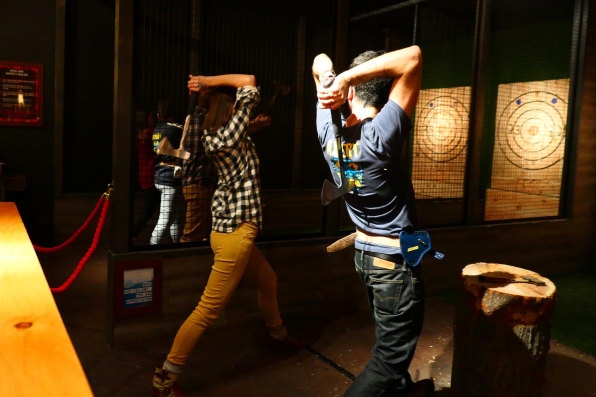 Axe-Throwing Bars: Why Mixing Weapons And Beer Is Surprisingly Good Business | DeviceDaily.com