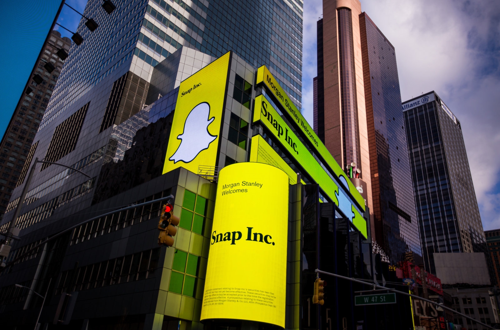 Snapchat swaps mess for money | DeviceDaily.com