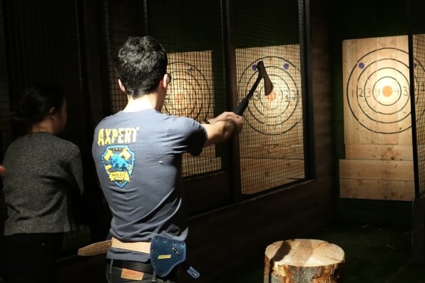 Axe-Throwing Bars: Why Mixing Weapons And Beer Is Surprisingly Good Business | DeviceDaily.com