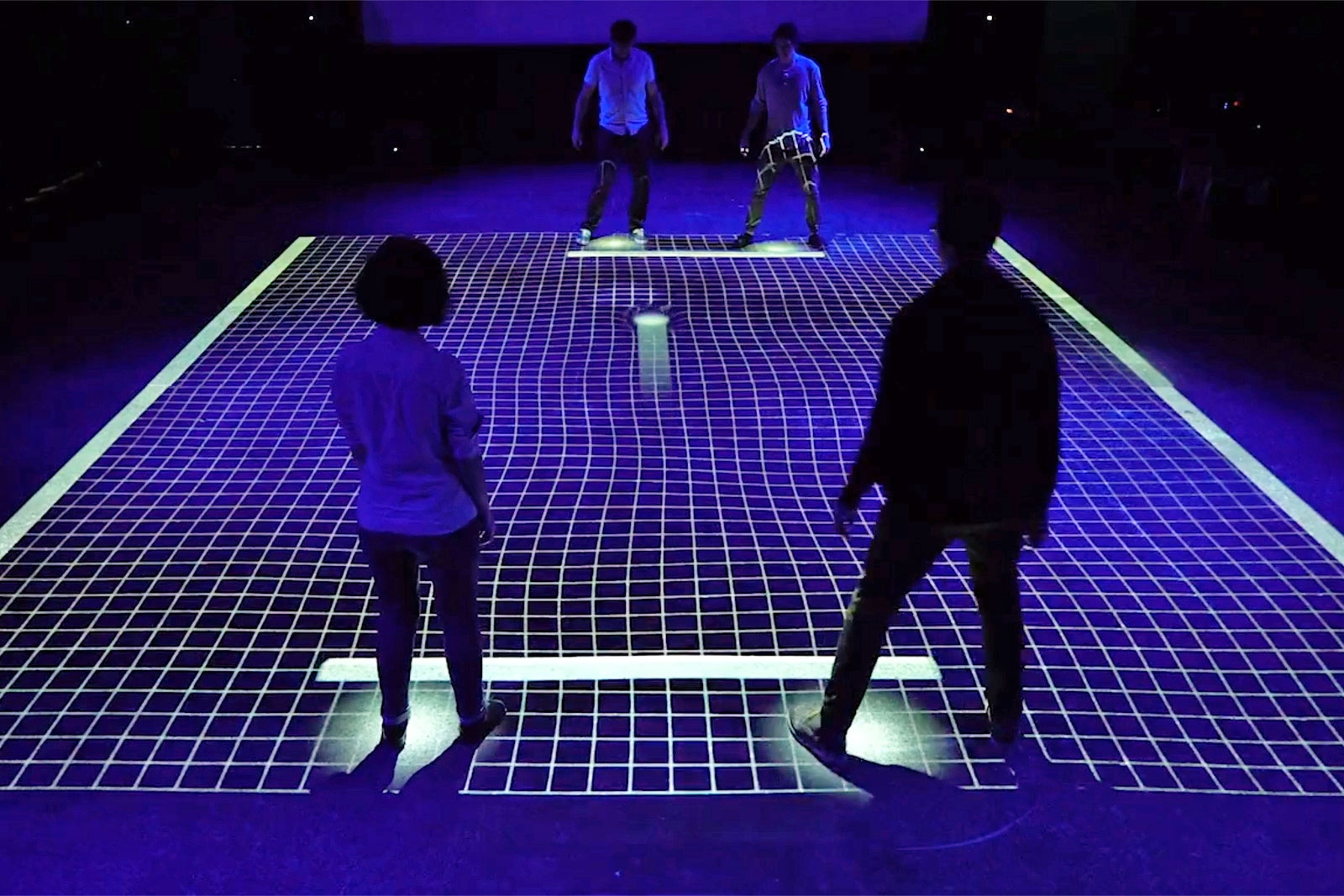 Play giant-sized 'Pong' by shuffling your feet | DeviceDaily.com
