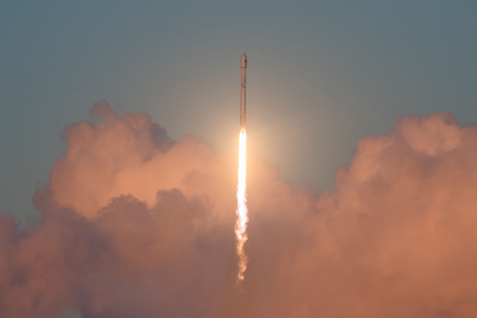 SpaceX to launch its satellite internet prototypes this weekend | DeviceDaily.com