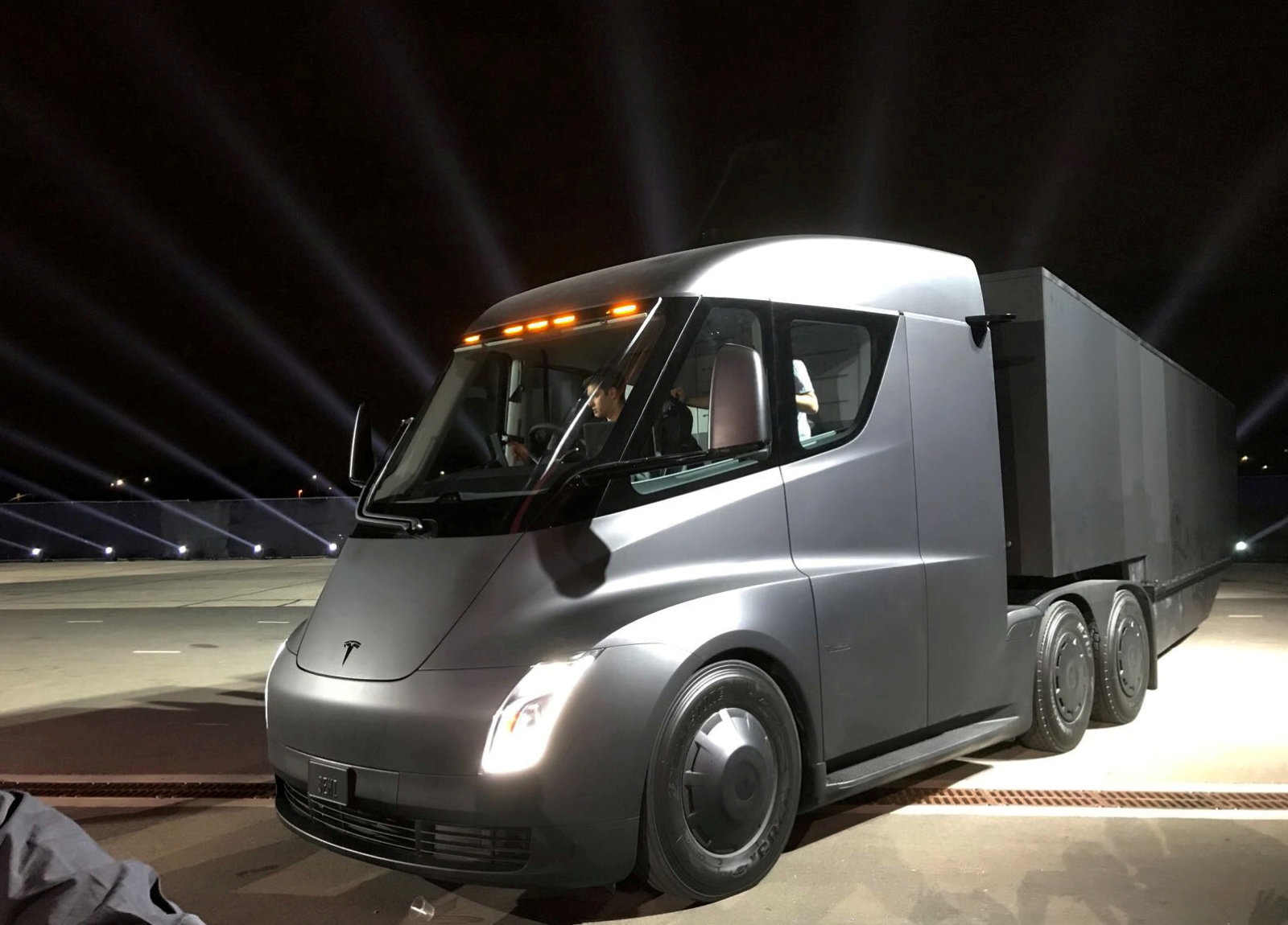 Tesla's plan to charge electric semis relies on its customers | DeviceDaily.com