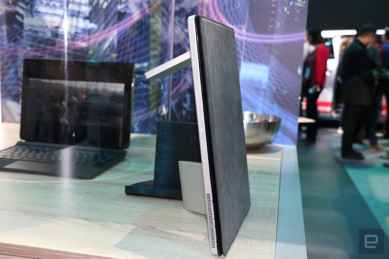 Intel's PC concept 'hides' a 5G antenna in a plump kickstand | DeviceDaily.com