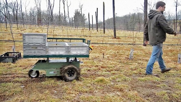 This Robotic Wheelbarrow Will Follow Farmworkers As They Pick Berries | DeviceDaily.com