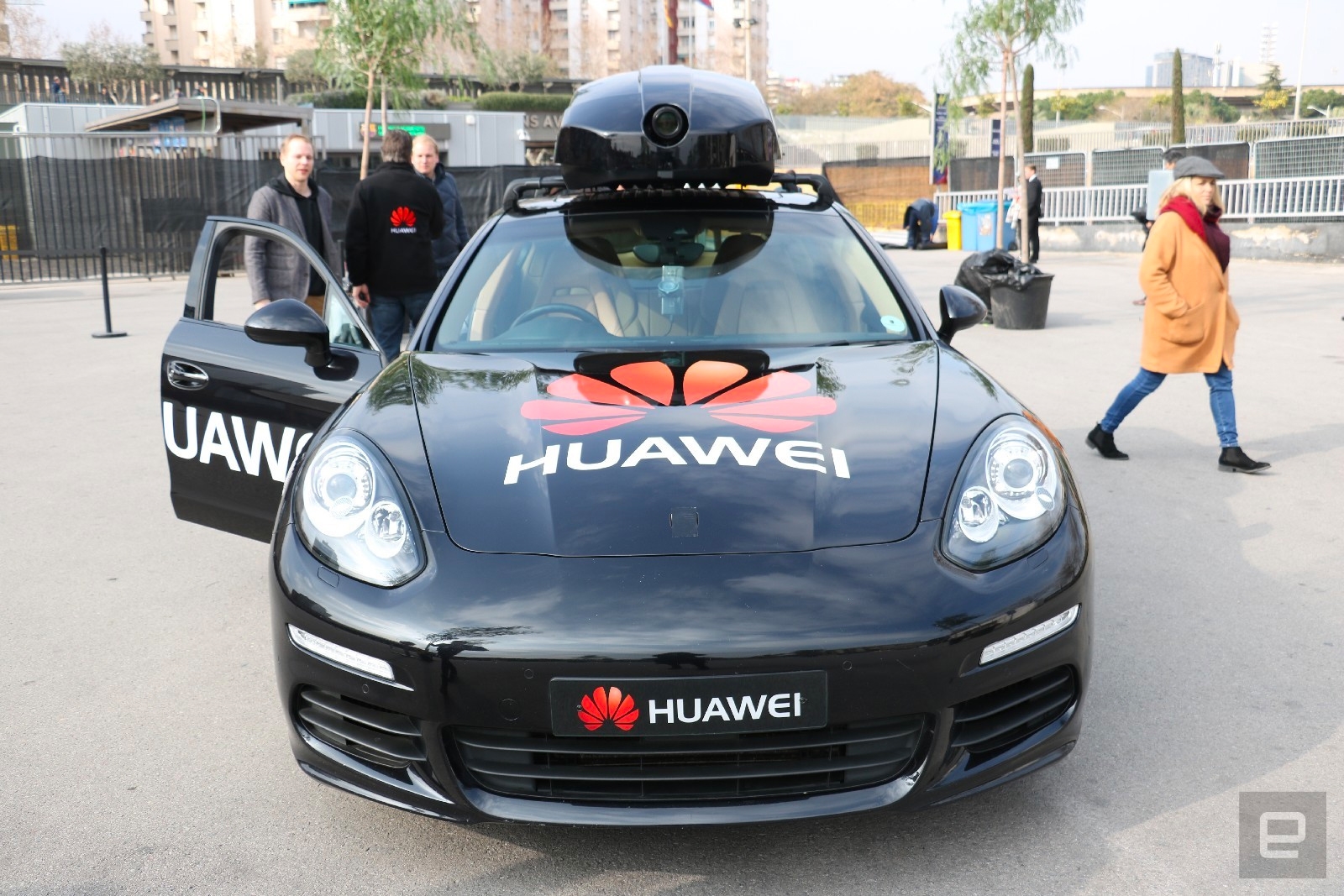 Huawei made a Porsche slightly autonomous with a smartphone | DeviceDaily.com