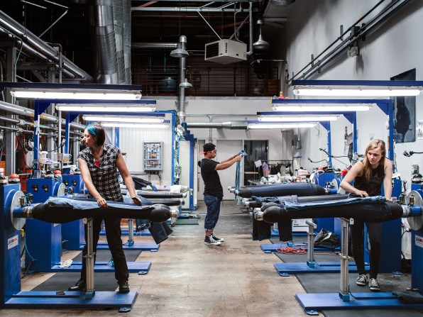 Levi’s Invented A Laser-Wielding Robot That Makes Ethical Jeans | DeviceDaily.com