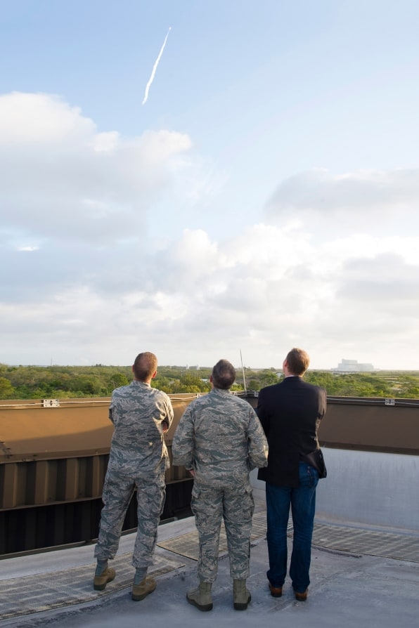 This U.S. Air Force Commander Helps Elon Musk’s Interns Launch SpaceX Rockets | DeviceDaily.com