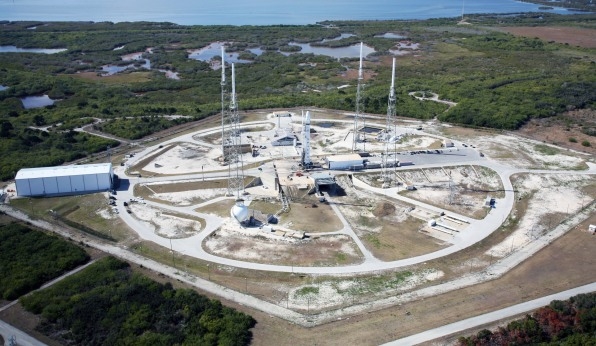 This U.S. Air Force Commander Helps Elon Musk’s Interns Launch SpaceX Rockets | DeviceDaily.com