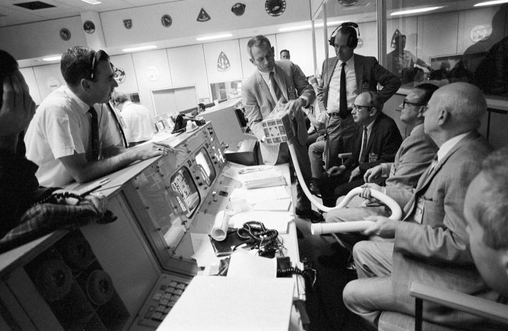 Aerospace professionals meeting in Mission Control in Houston during the Apollo 13 mission | DeviceDaily.com