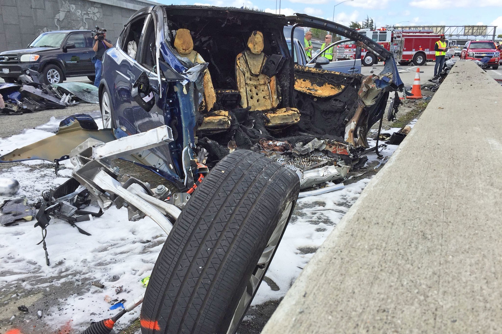 Tesla Model X driver dies in Mountain View crash | DeviceDaily.com