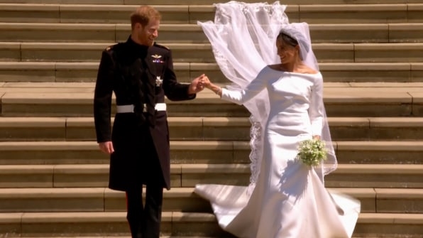 Meghan Markle opts for a simple, classic royal wedding dress | DeviceDaily.com