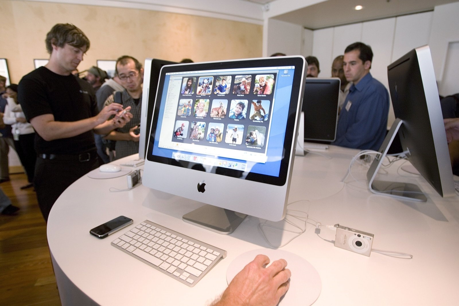 Apple's influential, iconic iMac turns 20 | DeviceDaily.com
