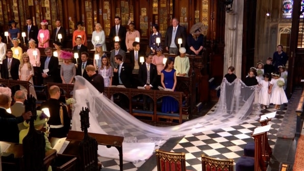Meghan Markle opts for a simple, classic royal wedding dress | DeviceDaily.com