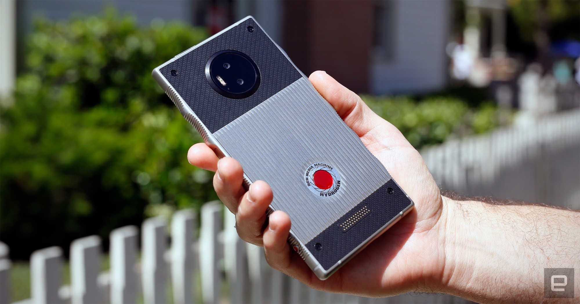 A closer look at RED's audacious Hydrogen One phone | DeviceDaily.com