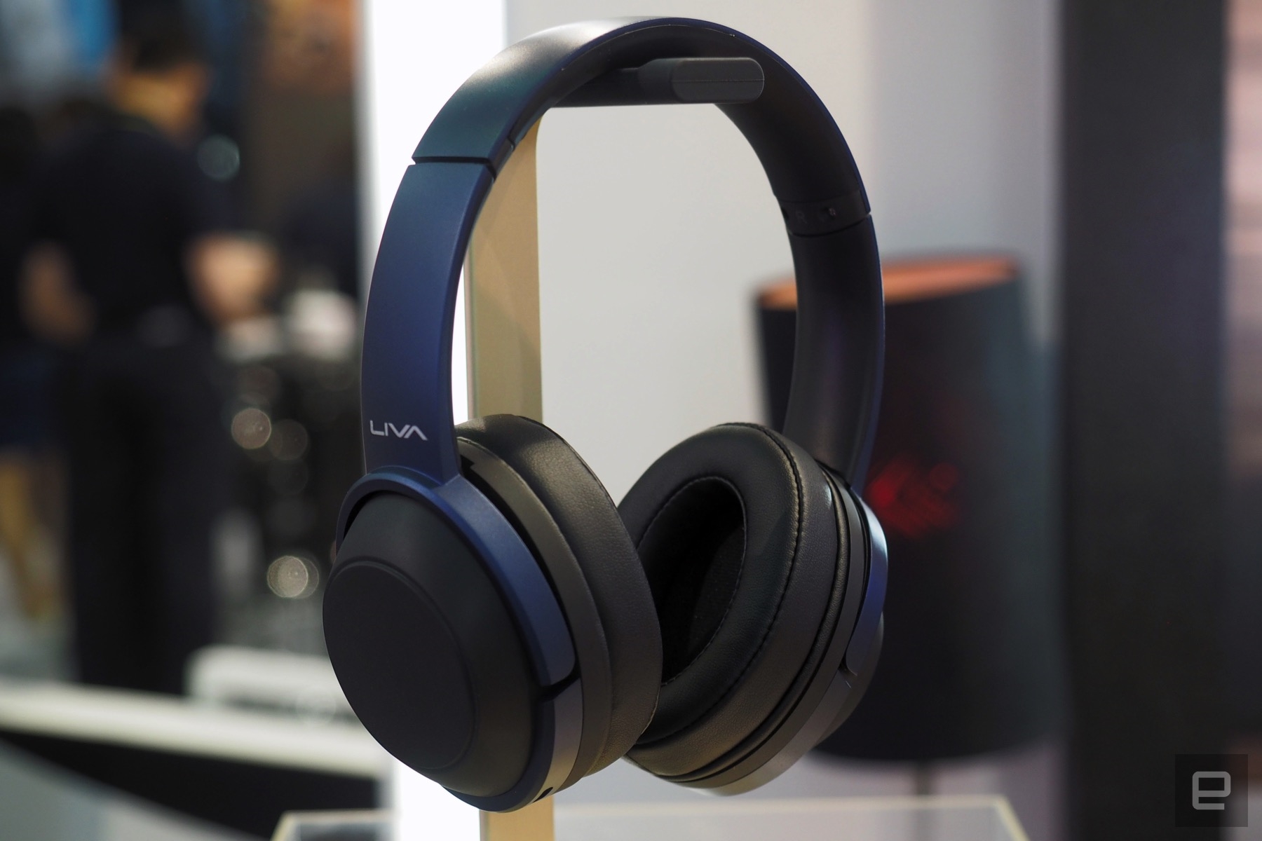 Liva headphones are a phone-free way to talk to Alexa | DeviceDaily.com Liva headphones are a phone-free way to talk to Alexa | DeviceDaily.com