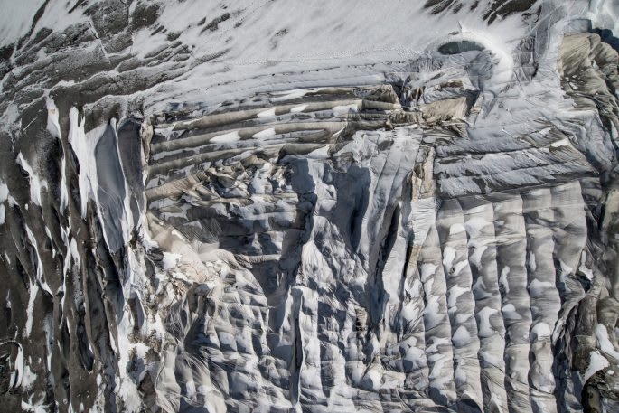 The desperate race to save melting glaciers–with blankets | DeviceDaily.com