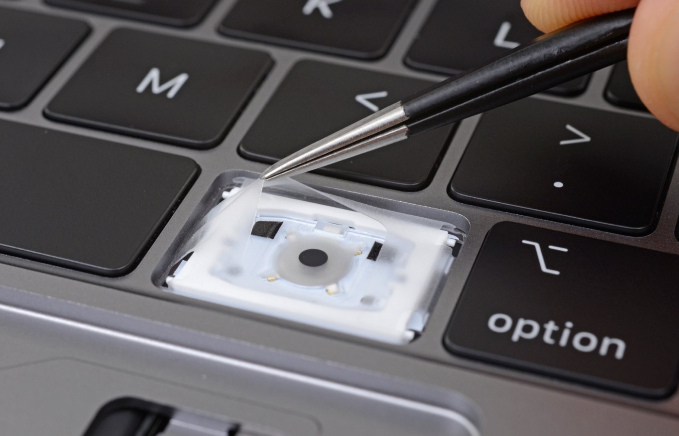 iFixit finds a 'cover-up' inside new MacBook Pro keyboards | DeviceDaily.com